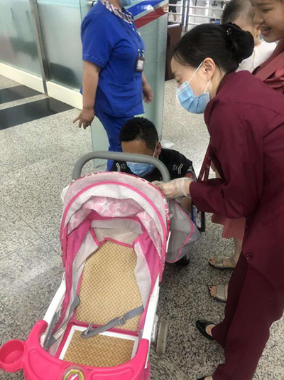 圖片1.png“真情服務(wù)”是讓旅客更加安心、放心、舒心的出行。行查室作為部門進港服務(wù)的最后一個環(huán)節(jié)，在日常工作中也很注重服務(wù)細節(jié)。6月10日，行查室工作人員幫助旅客打開嬰兒車，為她排憂解難。.png