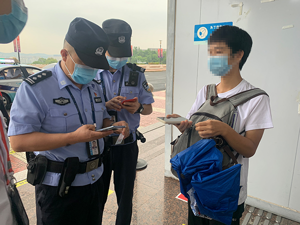 安檢站查獲一旅客冒用他人健康碼、核酸證明副本.jpg